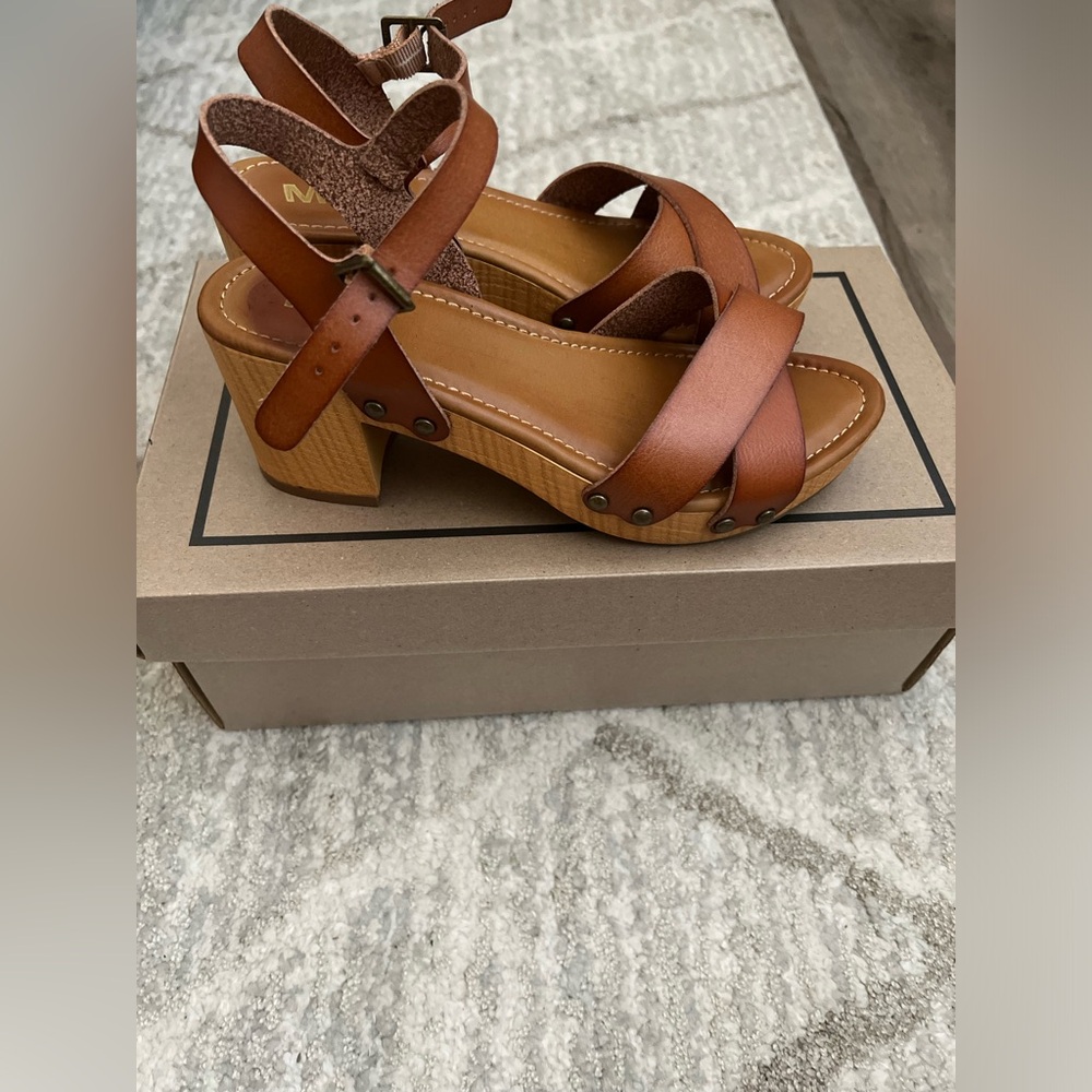 MIA Tan Cross-Strap Sandal Clogs Size 6 - Picture 5 of 7